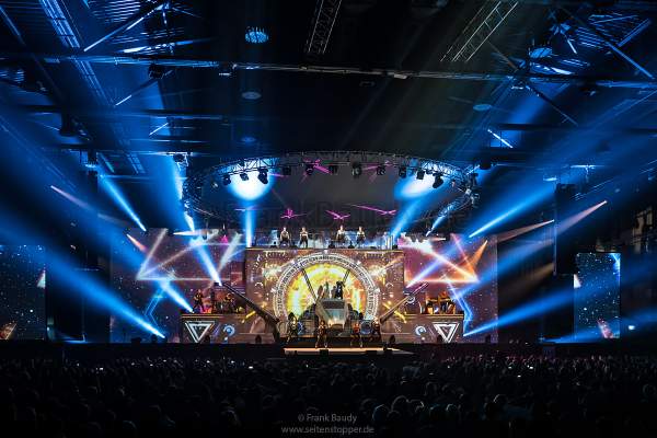 René Peter Baumann alias DJ BoBo und Ehefrau Nancy Baumann bei der Weltpremiere der Show KaleidoLuna in der Europa-Park Arena Rust