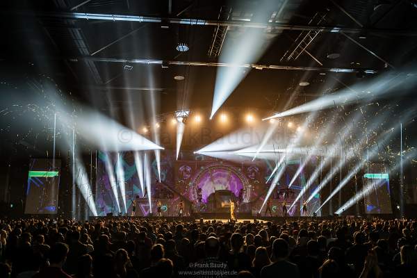 Große Lightshow mit Goldflitter bei der Show KaleidoLuna von DJ BoBo am 11. Januar 2019 in der Europa-Park Arena Rust