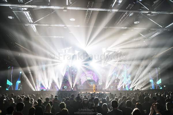 Große Lightshow mit Goldflitter bei der Show KaleidoLuna von DJ BoBo am 11. Januar 2019 in der Europa-Park Arena Rust