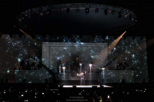 Leuchtende Drohnen über DJ BoBo bei der Weltpremiere neuer Show KaleidoLuna am 11. Januar 2019 in der Europa-Park Arena Rust