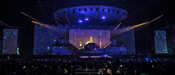 Leuchtende Drohnen über DJ BoBo bei der Weltpremiere neuer Show KaleidoLuna am 11. Januar 2019 in der Europa-Park Arena Rust