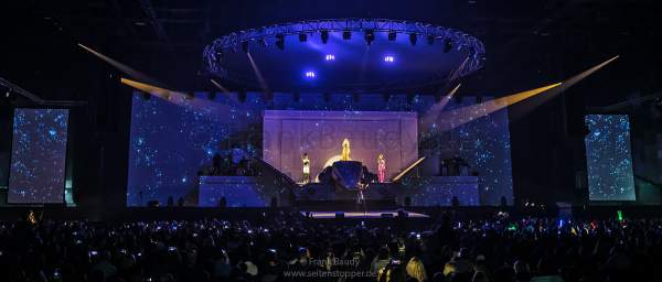 Leuchtende Drohnen über DJ BoBo bei der Weltpremiere neuer Show KaleidoLuna am 11. Januar 2019 in der Europa-Park Arena Rust