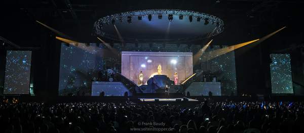 Leuchtende Drohnen über DJ BoBo bei der Weltpremiere neuer Show KaleidoLuna am 11. Januar 2019 in der Europa-Park Arena Rust