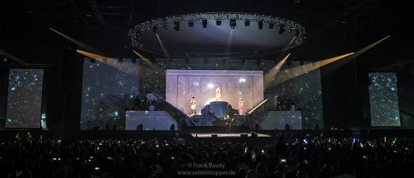 Leuchtende Drohnen über DJ BoBo bei der Weltpremiere neuer Show KaleidoLuna am 11. Januar 2019 in der Europa-Park Arena Rust