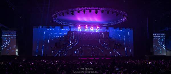 Tänzer in Leuchtkostümen bei neuer Show KaleidoLuna von DJ BoBo am 11. Januar 2019 in der Europa-Park Arena Rust