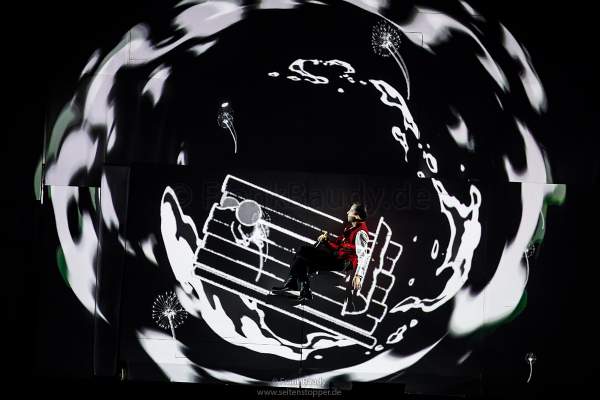 DJ BoBo spielt mit einem Mädchen einer Zeichentrickanimation auf der Bühne bei der Show KaleidoLuna