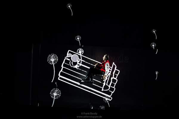 DJ BoBo spielt mit einem Mädchen einer Zeichentrickanimation auf der Bühne bei der Show KaleidoLuna