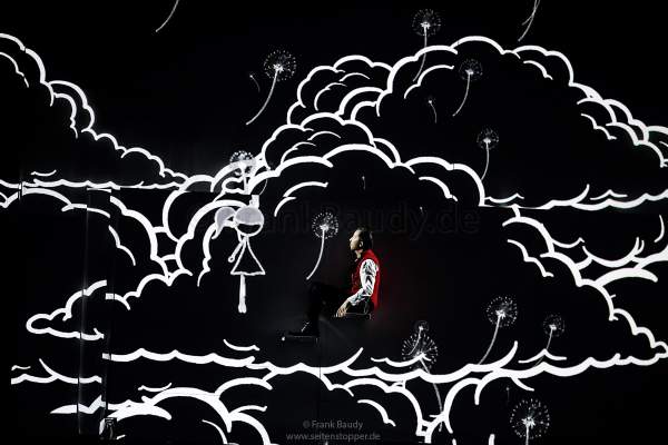 DJ BoBo spielt mit einem Mädchen einer Zeichentrickanimation auf der Bühne bei der Show KaleidoLuna