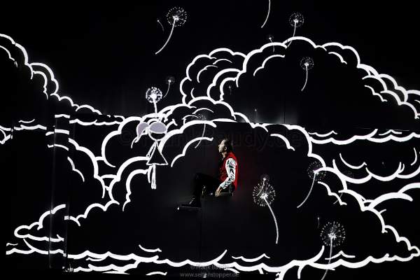 DJ BoBo spielt mit einem Mädchen einer Zeichentrickanimation auf der Bühne bei der Show KaleidoLuna