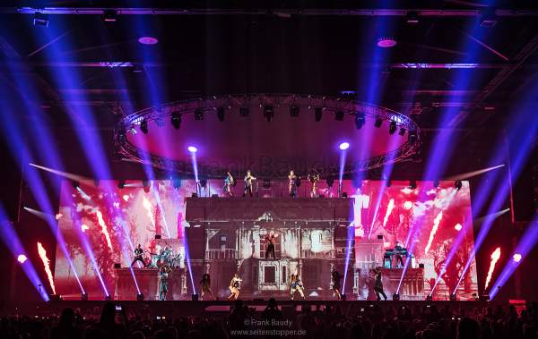 Lightshow, Videomapping und bunte Flammeneffekte bei neuen Show KaleidoLuna von DJ BoBo am 11. Januar 2019 in der Europa-Park Arena Rust