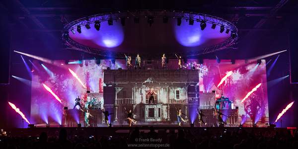 Lightshow, Videomapping und bunte Flammeneffekte bei neuen Show KaleidoLuna von DJ BoBo am 11. Januar 2019 in der Europa-Park Arena Rust