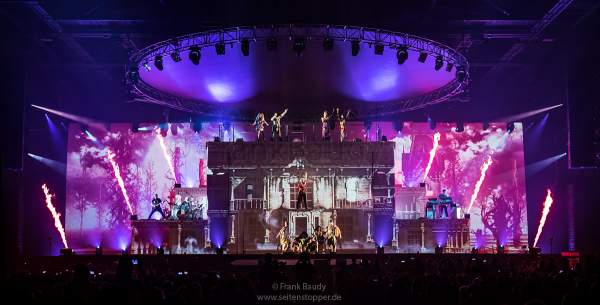 Lightshow, Videomapping und bunte Flammeneffekte bei neuen Show KaleidoLuna von DJ BoBo am 11. Januar 2019 in der Europa-Park Arena Rust