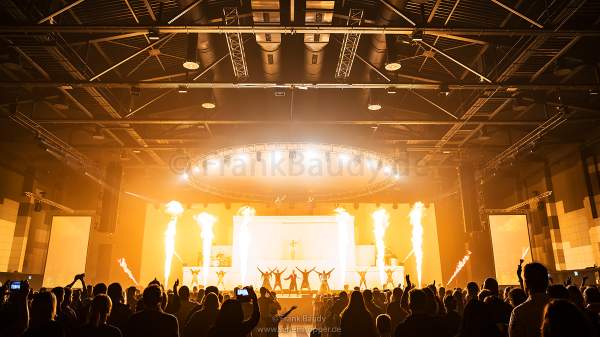 Große Feuereffekte bei der neuer Show KaleidoLuna von DJ BoBo am 11. Januar 2019 in der Europa-Park Arena Rust