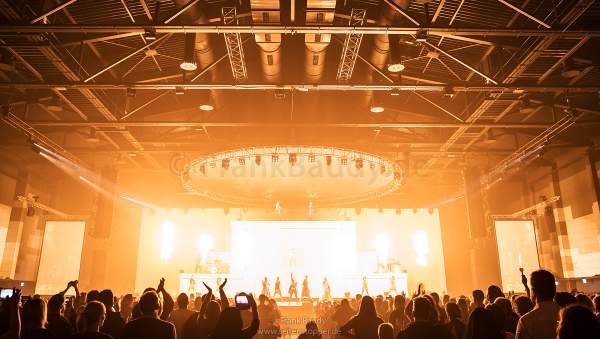 Große Feuereffekte bei der neuer Show KaleidoLuna von DJ BoBo am 11. Januar 2019 in der Europa-Park Arena Rust