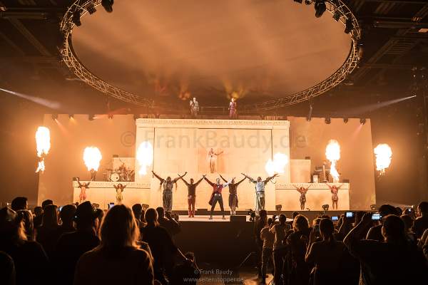 Große Feuereffekte bei der neuer Show KaleidoLuna von DJ BoBo am 11. Januar 2019 in der Europa-Park Arena Rust