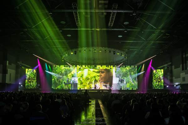 Bunte Lightshow beim Song „Colours Of The World“ in der neuen Show KaleidoLuna von DJ BoBo am 11. Januar 2019 in der Europa-Park Arena Rust
