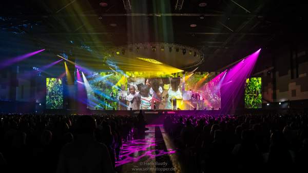 Bunte Lightshow beim Song „Colours Of The World“ in der neuen Show KaleidoLuna von DJ BoBo am 11. Januar 2019 in der Europa-Park Arena Rust