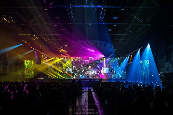 Bunte Lightshow beim Song „Colours Of The World“ in der neuen Show KaleidoLuna von DJ BoBo am 11. Januar 2019 in der Europa-Park Arena Rust
