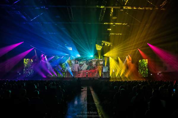 Bunte Lightshow beim Song „Colours Of The World“ in der neuen Show KaleidoLuna von DJ BoBo am 11. Januar 2019 in der Europa-Park Arena Rust