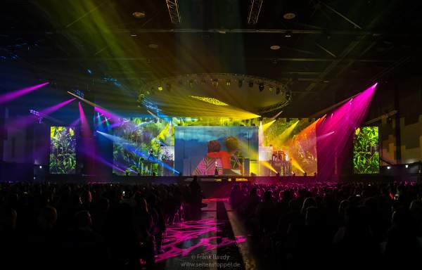 Bunte Lightshow beim Song „Colours Of The World“ in der neuen Show KaleidoLuna von DJ BoBo am 11. Januar 2019 in der Europa-Park Arena Rust