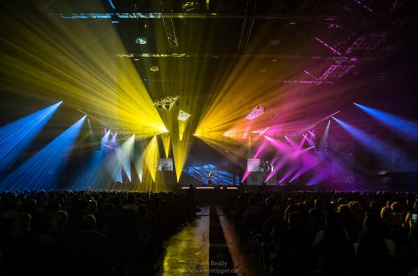 Bunte Lightshow beim Song „Colours Of The World“ in der neuen Show KaleidoLuna von DJ BoBo am 11. Januar 2019 in der Europa-Park Arena Rust