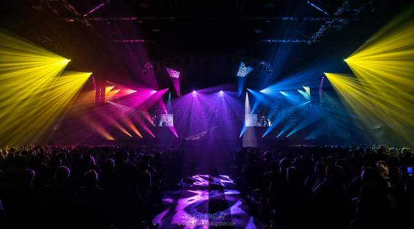Bunte Lightshow beim Song „Colours Of The World“ in der neuen Show KaleidoLuna von DJ BoBo am 11. Januar 2019 in der Europa-Park Arena Rust