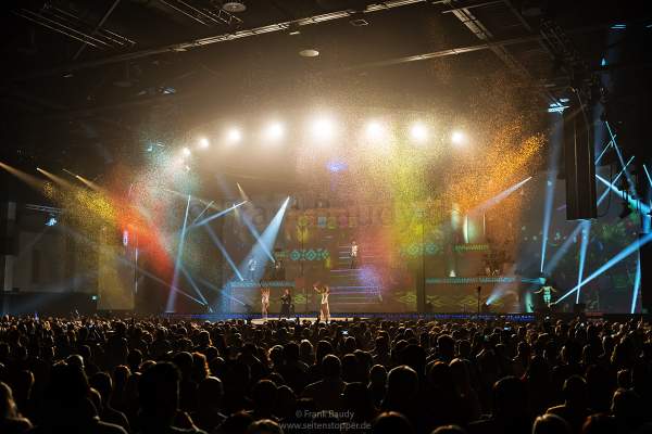 Bunter Flitterregen bei der neuer Show KaleidoLuna von DJ BoBo am 11. Januar 2019 in der Europa-Park Arena Rust