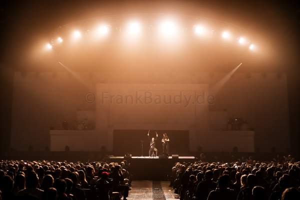 DJ BoBo performt mit einem Gast aus dem Publikum auf einem virtuellen Schlagzeug zur Musik von Queen bei der Show KaleidoLuna in der Europa-Park Arena