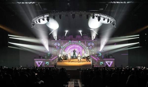 Ein Teil der Bühne mit DJ BoBo, den Tänzer-/Sängerinnen und der Band schwenkt bei der Show KaleidoLuna nach oben