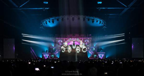 Ein Teil der Bühne mit DJ BoBo, den Tänzer-/Sängerinnen und der Band schwenkt bei der Show KaleidoLuna nach oben