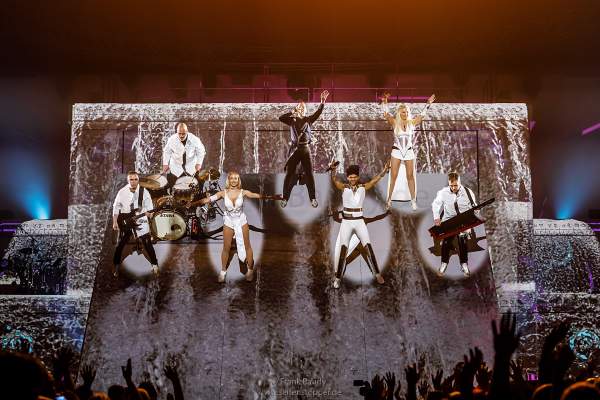 Ein Teil der Bühne mit DJ BoBo, den Tänzer-/Sängerinnen und der Band schwenkt bei der Show KaleidoLuna nach oben