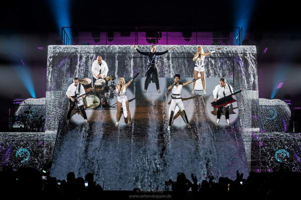 Ein Teil der Bühne mit DJ BoBo, den Tänzer-/Sängerinnen und der Band schwenkt bei der Show KaleidoLuna nach oben