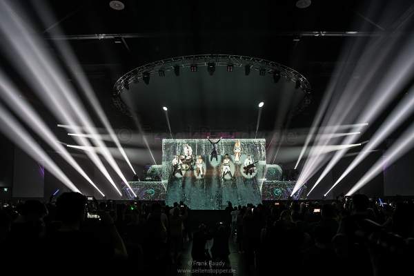 Ein Teil der Bühne mit DJ BoBo, den Tänzer-/Sängerinnen und der Band schwenkt bei der Show KaleidoLuna nach oben