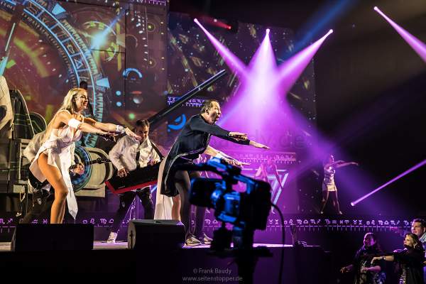 DJ BoBo und Sängerin Kate Matl bei der Weltpremiere der Show KaleidoLuna in der Europa-Park Arena Rust
