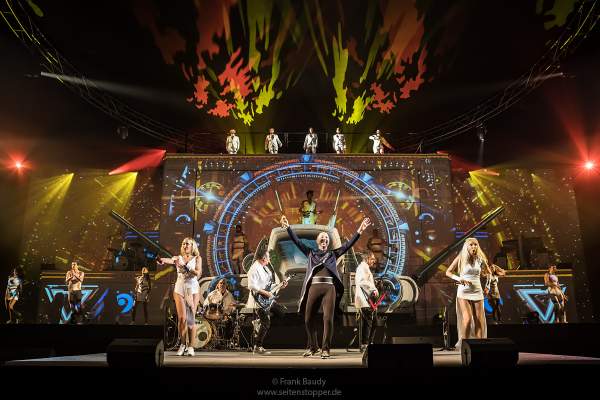 Nancy Baumann, DJ BoBo und Sängerin Kate Matl  bei der Weltpremiere der Show KaleidoLuna in der Europa-Park Arena Rust