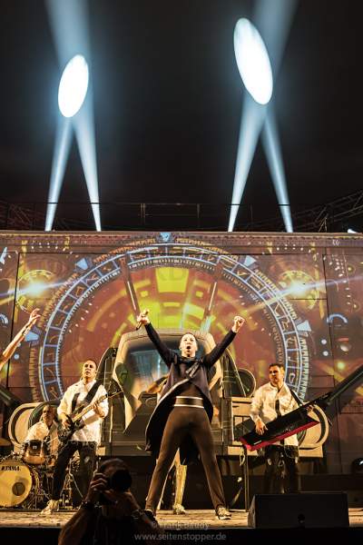 DJ BoBo mit Band bei der Weltpremiere der Show KaleidoLuna in der Europa-Park Arena Rust
