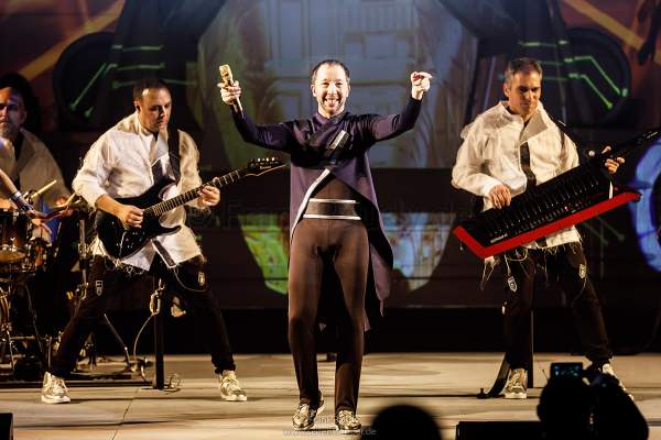 DJ BoBo mit Band bei der Weltpremiere der Show KaleidoLuna in der Europa-Park Arena Rust