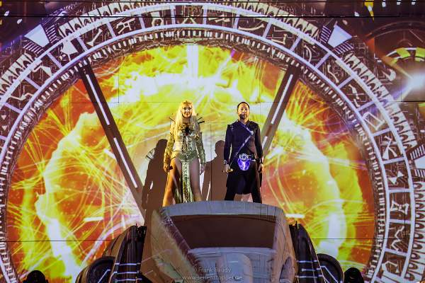 René Peter Baumann alias DJ BoBo und Ehefrau Nancy Baumann bei der Weltpremiere der Show KaleidoLuna in der Europa-Park Arena Rust