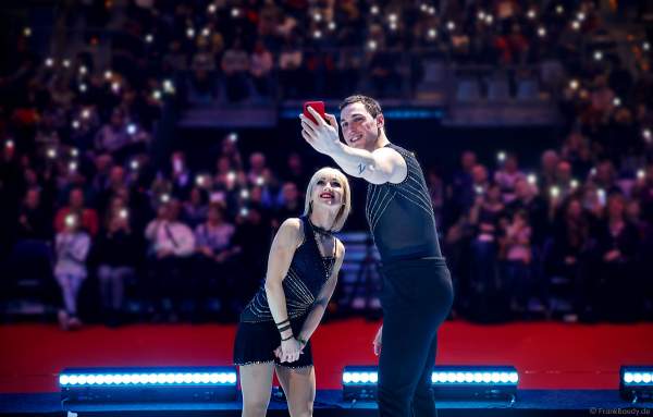 Selfie der Eiskunstlauf-Olympiasieger Aljona Savchenko und Bruno Massot vor dem Mannheimer Publikum bei SHOWTIME von Holiday on Ice 2018-2019