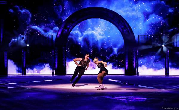 Eiskunstlauf-Olympiasieger Aljona Savchenko und Bruno Massot zeigen ihre berühmte Sieger-Olympia-Kür bei der Eisshow SHOWTIME von Holiday on Ice in der Festhalle Frankfurt und SAP Arena Mannheim 2018-2019