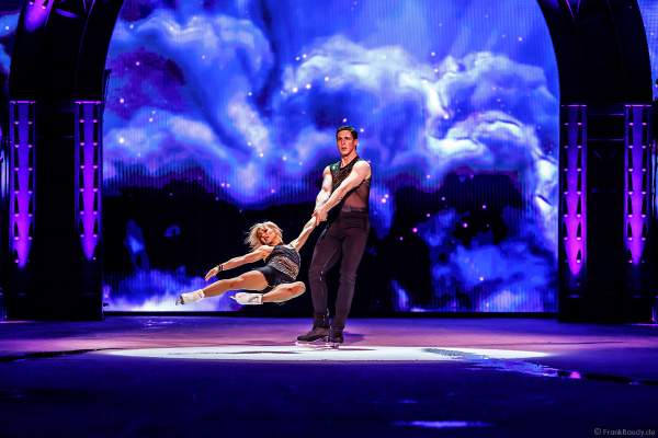 Eiskunstlauf-Olympiasieger Aljona Savchenko und Bruno Massot zeigen ihre berühmte Sieger-Olympia-Kür zu „La Terre Vu Du Ciel“ bei der Eisshow SHOWTIME von Holiday on Ice in der Festhalle Frankfurt und SAP Arena Mannheim 2018-2019