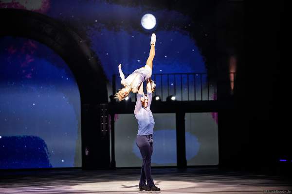 Eiskunstlauf-Olympiasieger Aljona Savchenko und Bruno Massot zeigen ihre berühmte Sieger-Olympia-Kür zu „La Terre Vu Du Ciel“ bei der Eisshow SHOWTIME von Holiday on Ice in der Festhalle Frankfurt und SAP Arena Mannheim 2018-2019