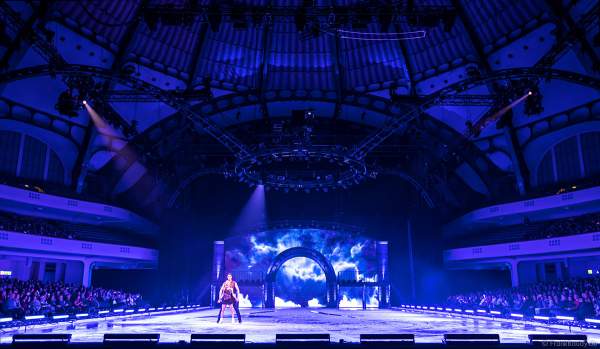 Paarlauf-Olympiasieger Aljona Savchenko und Bruno Massot mit einer eigens für SHOWTIME von Holiday on Ice kreierte Performance zu „Never Tear Us Apart“ aus dem Film Fifty Shades of Grey