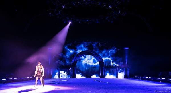 Paarlauf-Olympiasieger Aljona Savchenko und Bruno Massot mit einer eigens für SHOWTIME von Holiday on Ice kreierte Performance zu „Never Tear Us Apart“ aus dem Film Fifty Shades of Grey