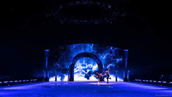 Paarlauf-Olympiasieger Aljona Savchenko und Bruno Massot mit einer eigens für SHOWTIME von Holiday on Ice kreierte Performance zu „Never Tear Us Apart“ aus dem Film Fifty Shades of Grey