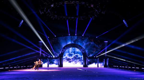 Paarlauf-Olympiasieger Aljona Savchenko und Bruno Massot mit einer eigens für SHOWTIME von Holiday on Ice kreierte Performance zu „Never Tear Us Apart“ aus dem Film Fifty Shades of Grey