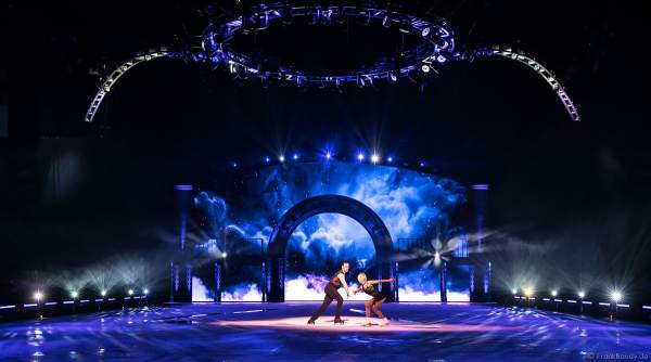 Paarlauf-Olympiasieger Aljona Savchenko und Bruno Massot mit einer eigens für SHOWTIME von Holiday on Ice kreierte Performance zu „Never Tear Us Apart“ aus dem Film Fifty Shades of Grey
