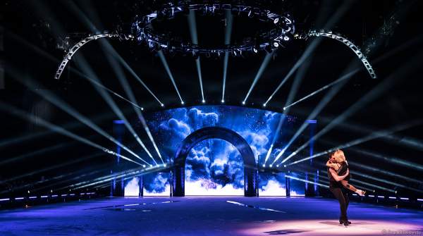 Paarlauf-Olympiasieger Aljona Savchenko und Bruno Massot mit einer eigens für SHOWTIME von Holiday on Ice kreierte Performance zu „Never Tear Us Apart“ aus dem Film Fifty Shades of Grey