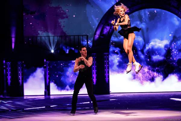 Paarlauf-Olympiasieger Aljona Savchenko und Bruno Massot mit einer eigens für SHOWTIME von Holiday on Ice kreierte Performance zu „Never Tear Us Apart“ aus dem Film Fifty Shades of Grey