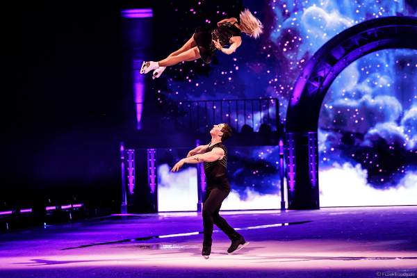 Paarlauf-Olympiasieger Aljona Savchenko und Bruno Massot mit einer eigens für SHOWTIME von Holiday on Ice kreierte Performance zu „Never Tear Us Apart“ aus dem Film Fifty Shades of Grey